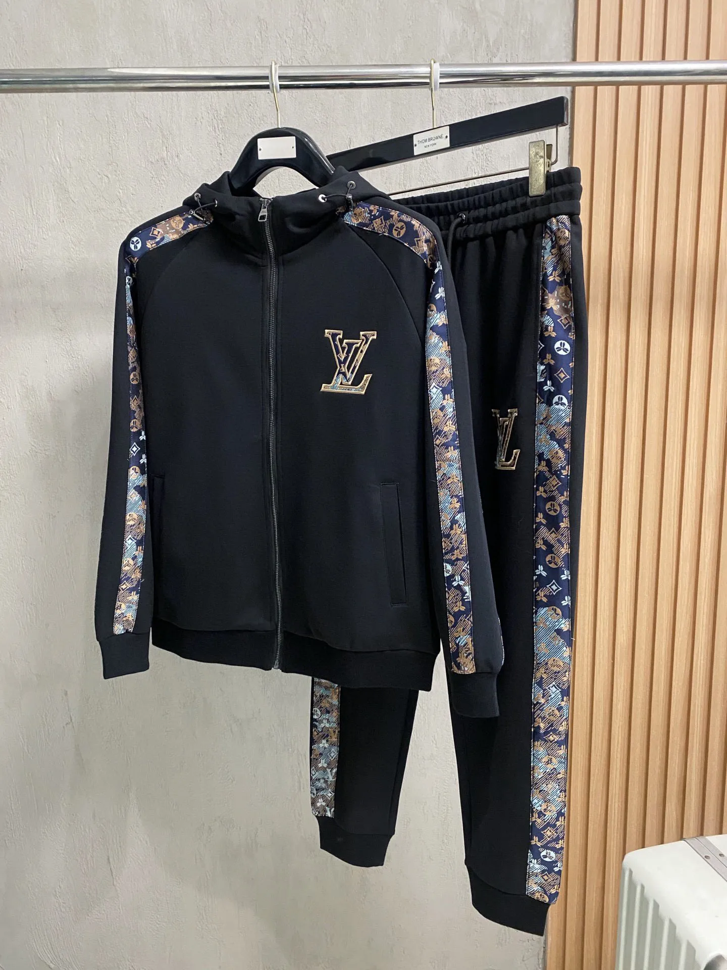 🅿️720 [LV Louis Vuitton] hot-selling suit is coming. Focus on the original version of the official website. 2025 new hot-selling cardigan and sweatshirt suit. The original order is the best. 🇭🇰The meticulous work of top designers. It has a fitting and perfect upper body effect. All-natural high-quality Tencel Roman cotton 100%, close-fitting comfort, noble and elegant! Original hardware embodies elegance and nobility! Counter size: M-3XL (maximum wear up to 190 pounds)